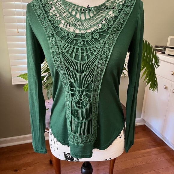 Source Unknown Tops - NWOT Source Unknown Forest Green Lace Accent Blouse